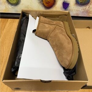 NIB UGG mens Classic Mini Boot Size 12USA🔥